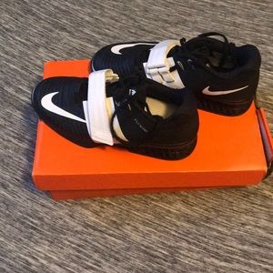 Women’s Black & White a Romaleos